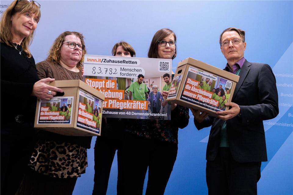 Die Abschiebung von Beschäftigten eines Pflegeheims ist vorerst abgewendet. (Archivbild) Carsten Koall/dpa