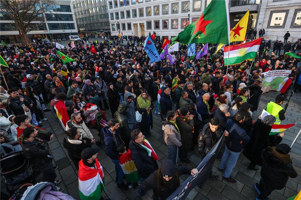 Die Abschlusskundgebung fand auf dem Stuttgarter Marktplatz statt.Christoph Schmidt/dpa