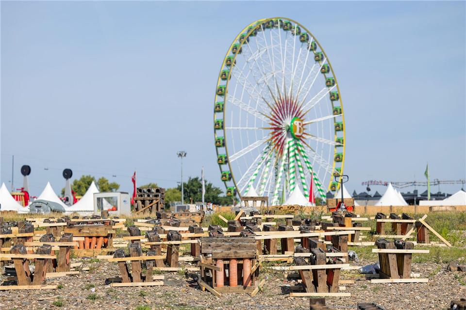 Die Abschussvorrichtungen für das Feuerwerk der Rheinkirmes stehen auf den Rheinwiesen. (Archivbild)Christoph Reichwein/dpa