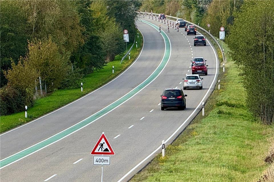 Die Absperrungen sind schon da, die Baustelle fehlt noch. Die B67-Brücke über die Aa wird saniert. Deswegen läuft der Verkehr hier nur in Richtung Bocholt. In Richtung Borken müssen Autofahrer ausweichen.