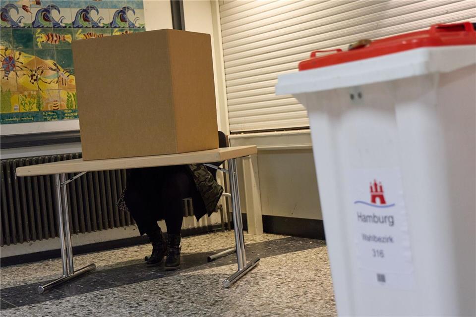 Die Abstimmungslokale sind am Sonntag bis 18.00 Uhr geöffnet. Direkt im Anschluss werden laut Landeswahlamt die Stimmen ausgezählt.Georg Wendt/dpa