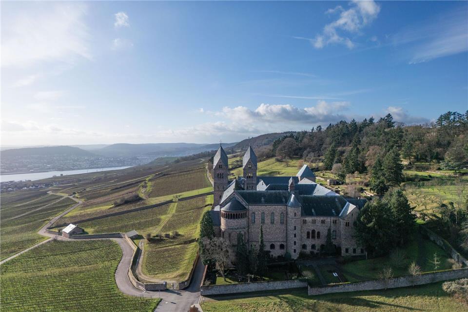 Die Abtei in Rüdesheim erhält Geld von der Stiftung. (Archivbild) Boris Roessler/dpa