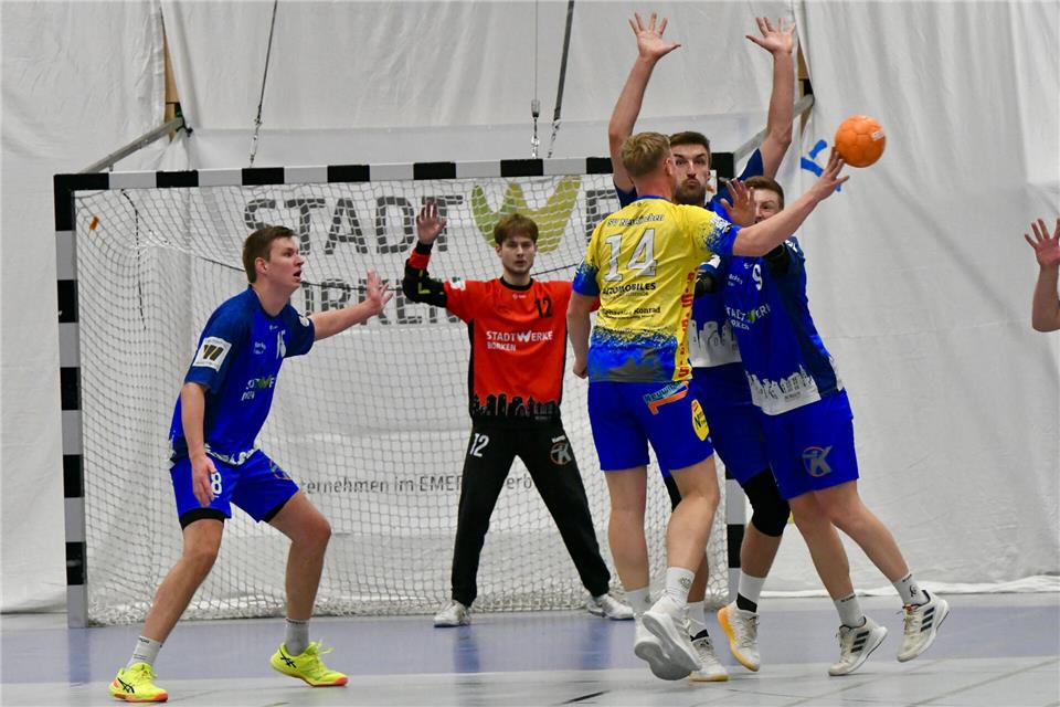 Die Abwehr ist bei der HSG Wesel gefragt – von links Dominik Kutsch, Torwart Marius Reukes, Marcel Beckmann und Steffen Wienand beim 31:32 gegen Neukirchens Siebentore-Schützen Marvin Bartnik. 