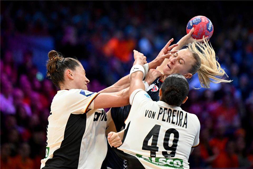 Die Abwehr um Aimée von Pereira (r) ist das Punktstück im deutschen Team.Federico Gambarini/dpa