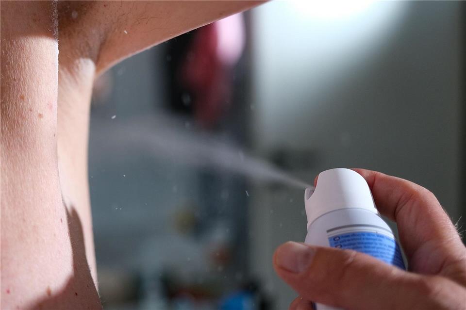 Die Achsel muss safe sein: Ein Mann sprüht Deodorant auf seine Achselhöhle. (Symbolbild)Bernd Weißbrod/dpa