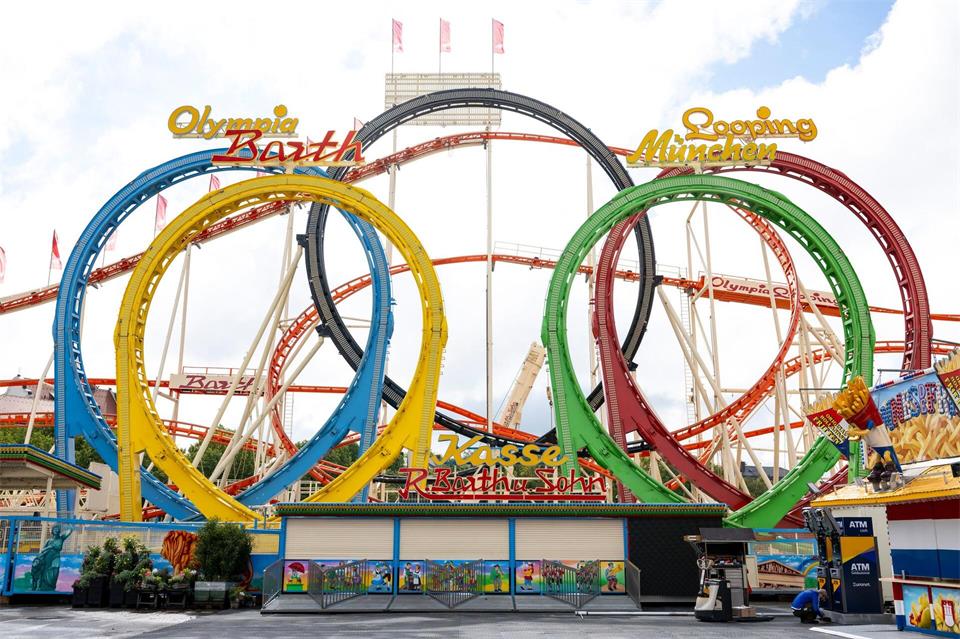 Die Achterbahn „Olympia-Looping“ prägt seit Jahrzehnten das Bild der Wiesn. (Archivbild)Lennart Preiss/dpa