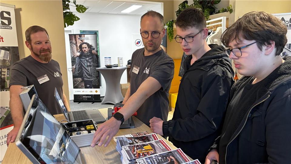Die Achtklässler Alexander und Fabian lassen sich von Wenzel Krampe und Manuel Froncek (von rechts) die Ausbildung bei AS Drives erklären.