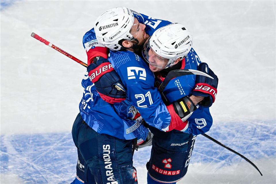 Die Adler Mannheim jubeln über den Einzug ins Playoff-Halbfinale.Uwe Anspach/dpa