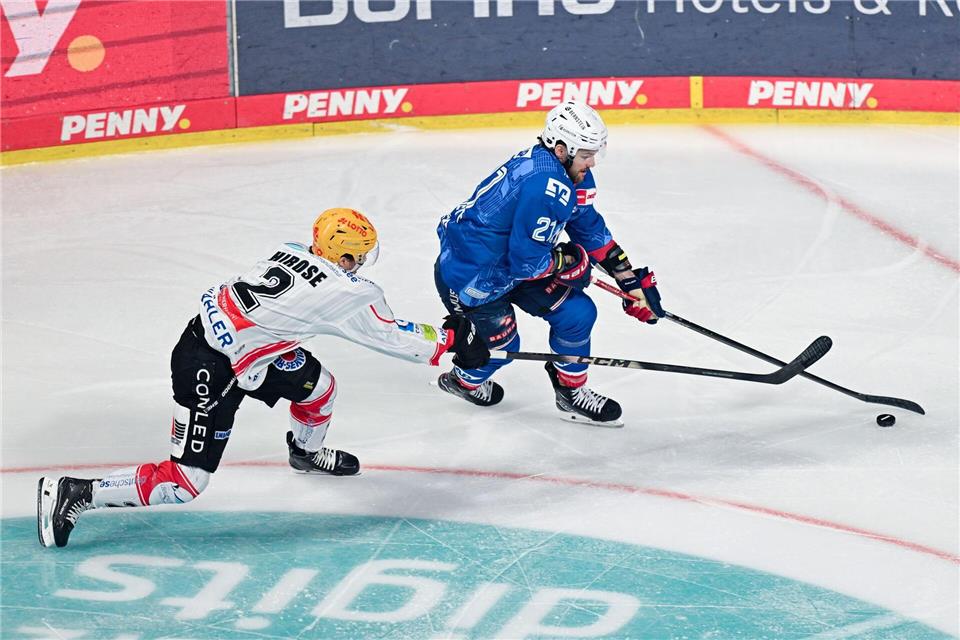 Die Adler Mannheim und die Fischtown Pinguins aus Bremerhaven lieferten sich einen harten Fight.Uwe Anspach/dpa