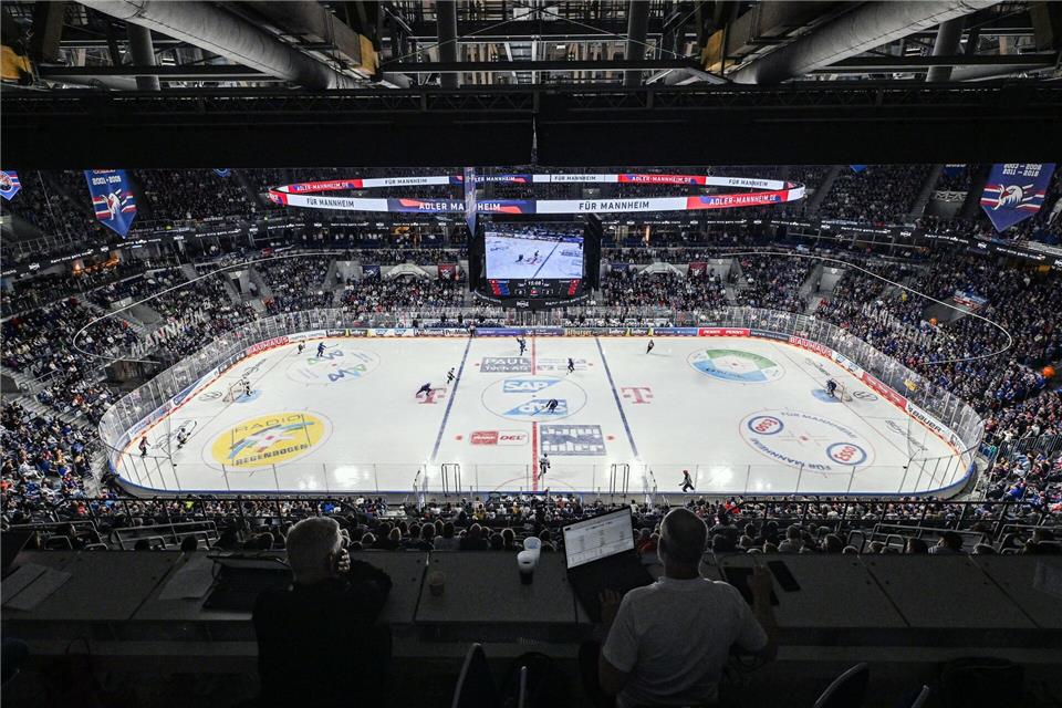 Die Adler Mannheim verkündeten die Vertragsverlängerung mit Talent Max Penkin. (Archivbild)Uli Deck/dpa
