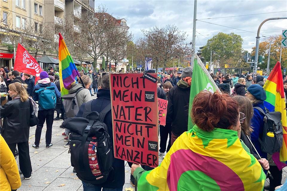 Demo für ein „buntes Stadtbild“ in Dresden  Die Äußerungen von Kanzler Merz sorgen zum Stadtbild“ für Demonstrationen - auch in Dresden. Jörg Schurig/dpa