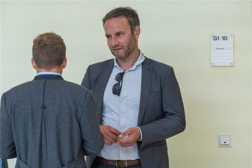 Die AfD-Abgeordneten Enrico Schult (r) und Thore Stein (l) zeigten sich nach dem Urteil zufrieden. (Archivbild)Stefan Sauer/dpa