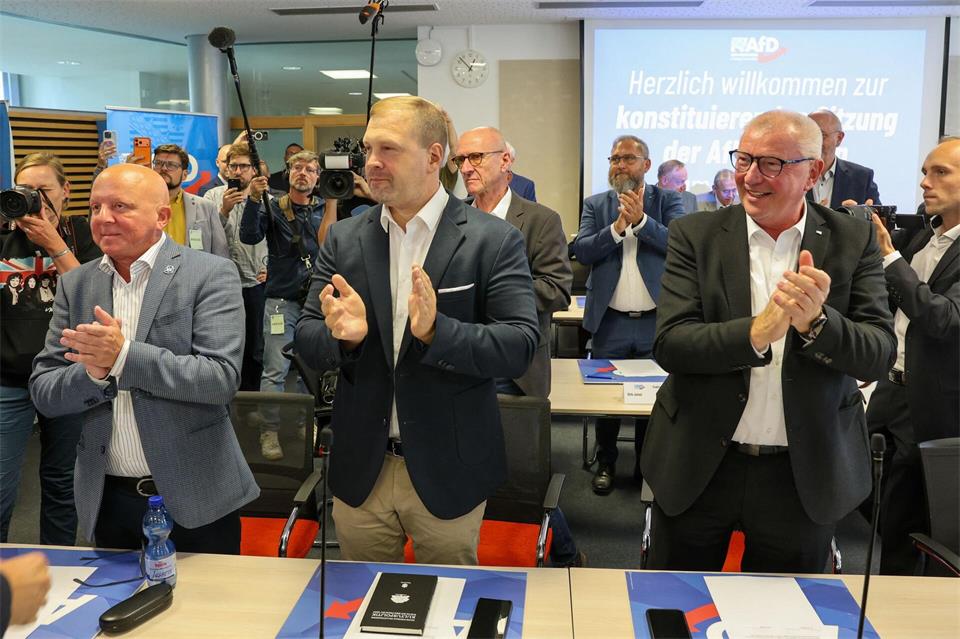 Die AfD-Abgeordneten feiern ihren Spitzenkandidaten.Peter Gercke/dpa