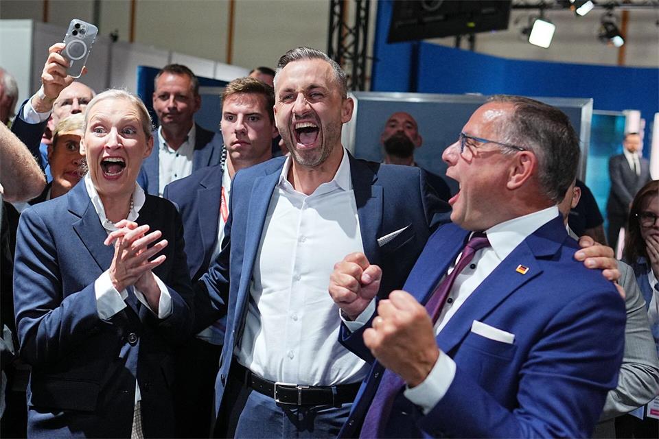 Die AfD-Chefs Alice Weidel (l) und Tino Chrupalla (r) feiern mit Spitzenkandidat Ulrich Siegmund den Erdrutschsieg der AfD in Sachsen-Anhalt. Michael Kappeler/dpa