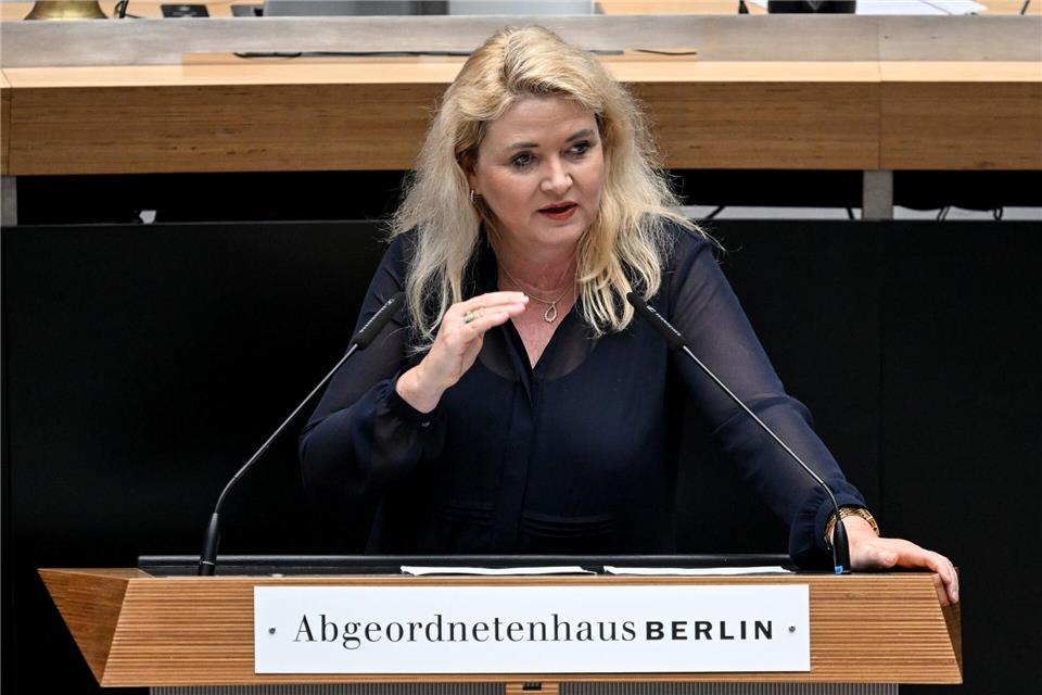 Die AfD-Fraktionsvorsitzende Kristin Brinker kritisierte den Nachtragshaushalt wegen der Mittel für die Flüchtlingsunterbringung.Britta Pedersen/dpa