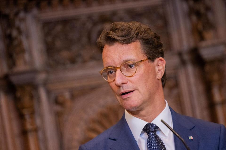 Die AfD-Opposition hat die Haare des Ministerpräsidenten im Visier: Hat Hendrik Wüst „die teuerste Föhnfrisur“? (Archivbild)Rolf Vennenbernd/dpa