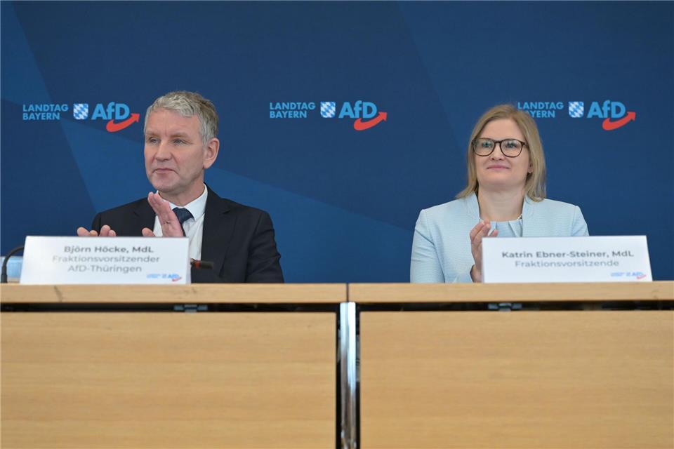 Die AfD-Politiker Björn Höcke (l.) und Katrin Ebner-Steiner (r.) sind die Redner auf einem parlamentarischen Frühschoppen der Partei in München.Malin Wunderlich/dpa