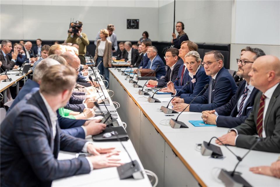 Die AfD bei einer Probesitzung im ihr zugewiesenen ehemaligen FDP-Sitzungssaal: „Das ist einfach nicht zumutbar“, sagte Co-Fraktionschef Tino Chrupalla. (Archivbild)Michael Kappeler/dpa