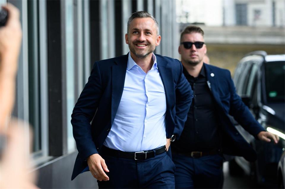 Die AfD hat die Wahl mit deutlichem Abstand gewonnen und strebt an die Regierung. Bernd von Jutrczenka/dpa