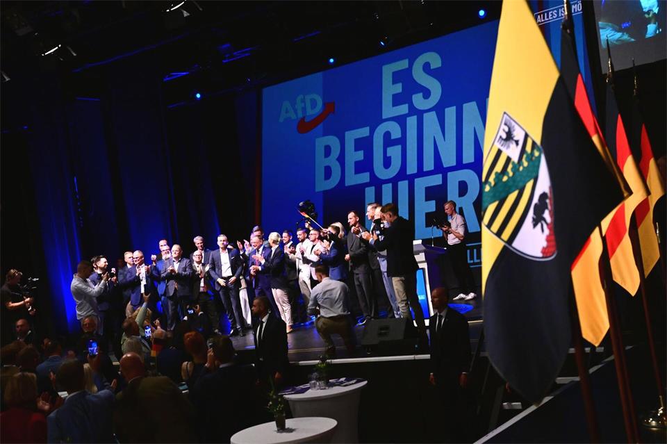 Die AfD hat in Sachsen-Anhalt ihr bisher bestes Ergebnis geholt, aber eine absolute Mehrheit verfehlt. Sebastian Gollnow/dpa
