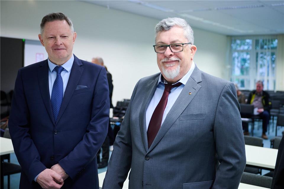 Die AfD - hier ihr Bundesschatzmeister Carsten Hütter (r) - musste vor dem Verwaltungsgericht Berlin eine Niederlage hinnehmen.Annette Riedl/dpa