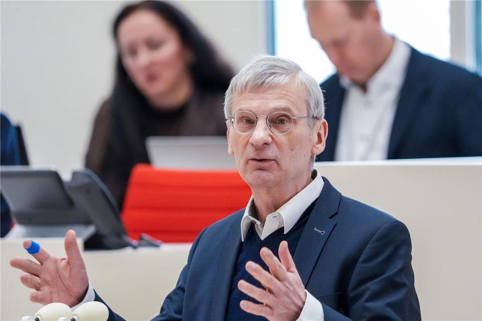 Die AfD im Landtag von Brandenburg will einen Untersuchungsausschuss, der sich mit den Umständen und Kosten der Flüchtlingsunterbringung im Landkreis Ostprignitz-Ruppin gefasst. Soeren Stache/dpa