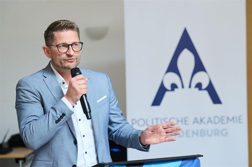 Die AfD in Brandenburg will den Nachwuchs in einer politischen Akademie schulen.  Annette Riedl/dpa