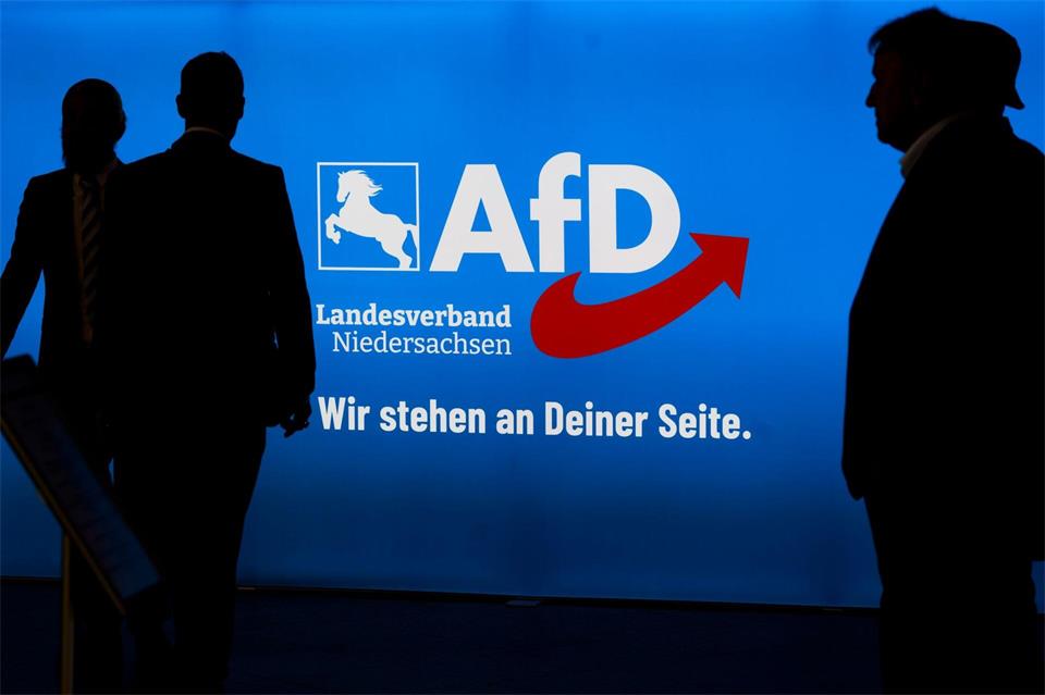 Die AfD in Niedersachsen wird vom Verfassungsschutz als gesichert rechtsextremistisch eingestuft. (Archivbild)Julian Stratenschulte/dpa