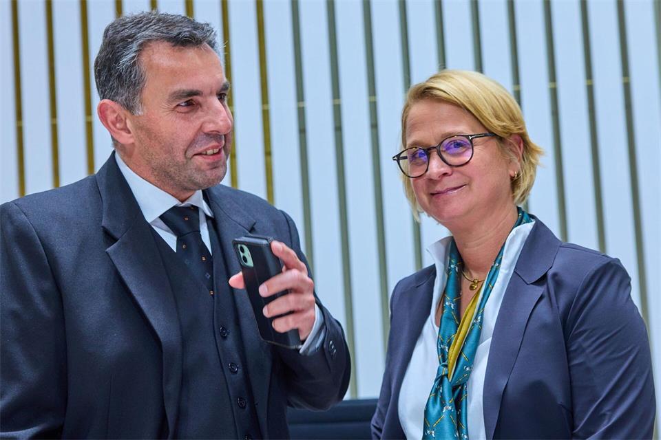Die AfD ist im Präsidium des Landtags von Mecklenburg-Vorpommern weiterhin nicht vertreten. Carlos Rodrigues (links) unterlag bei den Wahlen.Jens Büttner/dpa