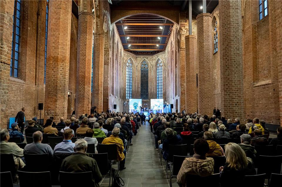 AfD attackiert Kirchen bei Auftritt in früherem Gotteshaus  Die AfD lud zu einer Wahlkampfveranstaltung in eine ehemalige Klosterkirche in Brandenburg an der Havel. Die evangelische Kirche stellte sich dagegen. Fabian Sommer/dpa