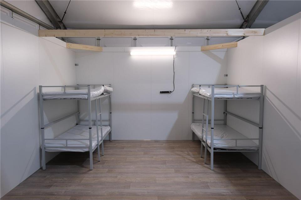 Die AfD spricht sich für eine massive Reduzierung nicht benötigter Plätze in Asylunterkünften aus. (Symbolbild)Sebastian Willnow/dpa