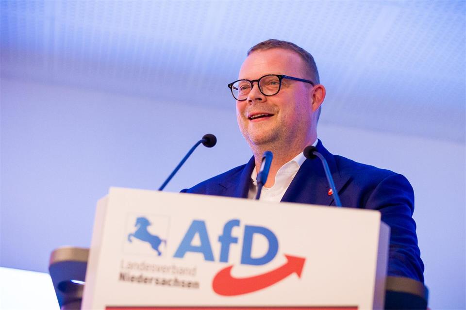 Die AfD um Landeschef Schledde verzeichnet die größten Zugewinne. (Archivbild)Moritz Frankenberg/dpa