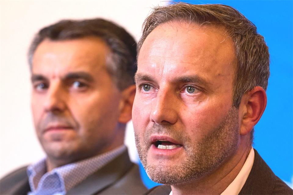 Die AfD unter Enrico Schult (vorn) stellt Carlos Rodrigues als Kandidaten für das Amt des Landtagspräsidenten vor. Jens Büttner/dpa