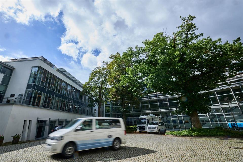 Die AfD will Medien-Staatsverträge kündigen und den öffentlich-rechtlichen Rundfunk grundlegend reformieren. (Archivbild)Jens Büttner/dpa