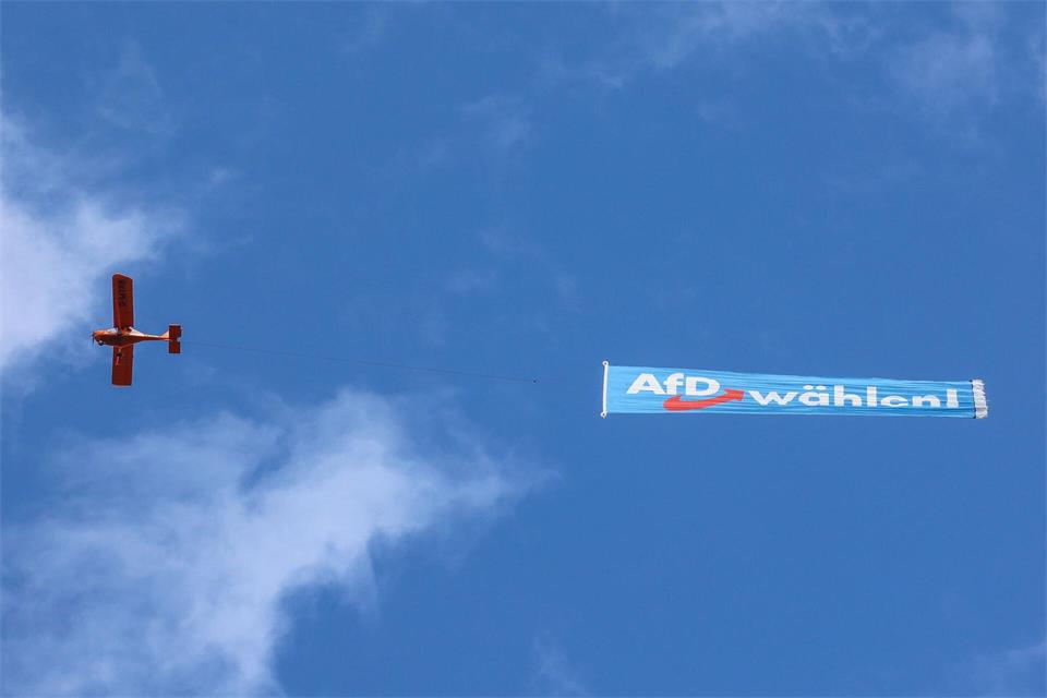 Die AfD wirbt im Wahlkampf mit dem Versprechen auf große Veränderungen, die sie mit einer angestrebten absoluten Mehrheit umsetzen will. (Archivbild)Peter Gercke/dpa