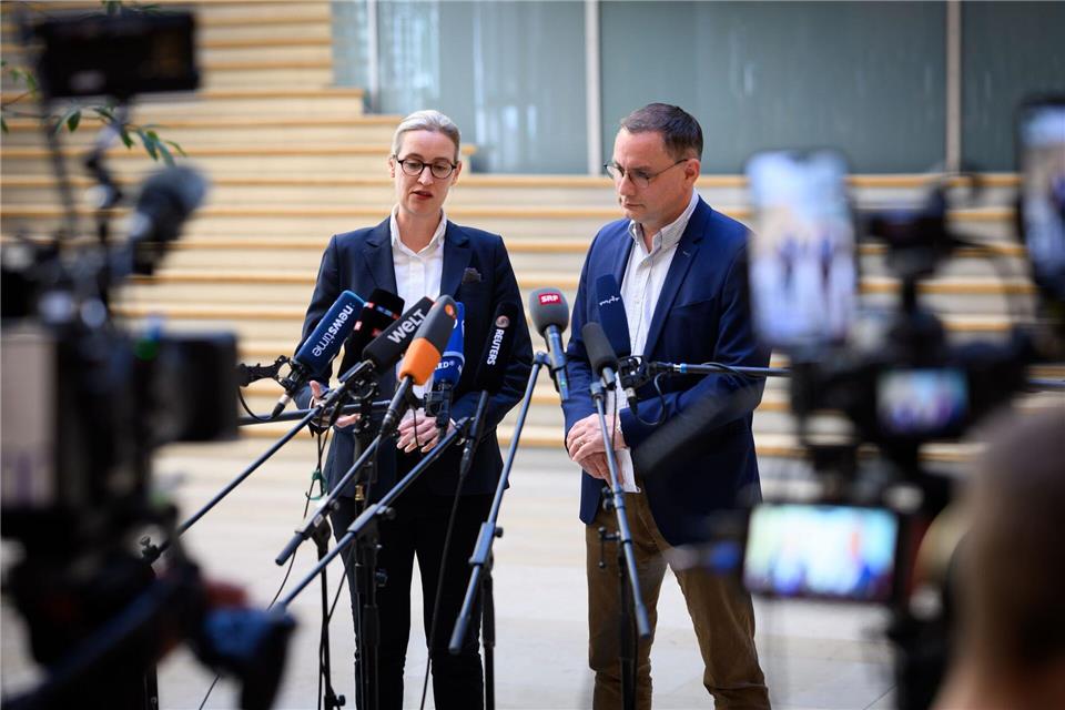 Die AfD wird vorerst vom Bundesamt für Verfassungsschutz weiter als rechtsextremistischer Verdachtsfall eingestuft. (Archivbild)Bernd von Jutrczenka/dpa