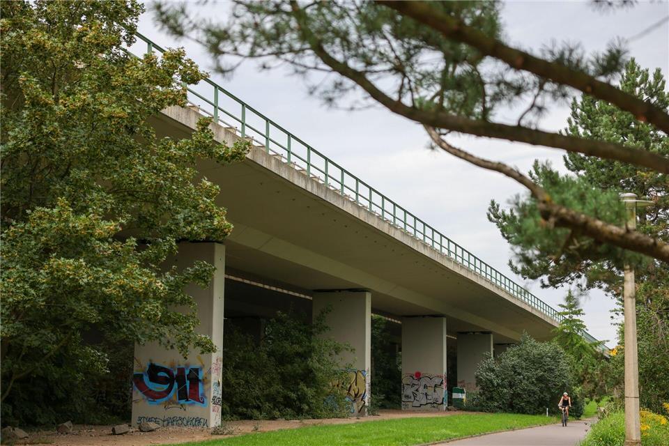 Die Agra-Brücke in Markkleeberg gehört zu den Brücken, die mit hoher Priorität geprüft werden. (Archivbild)Jan Woitas/dpa