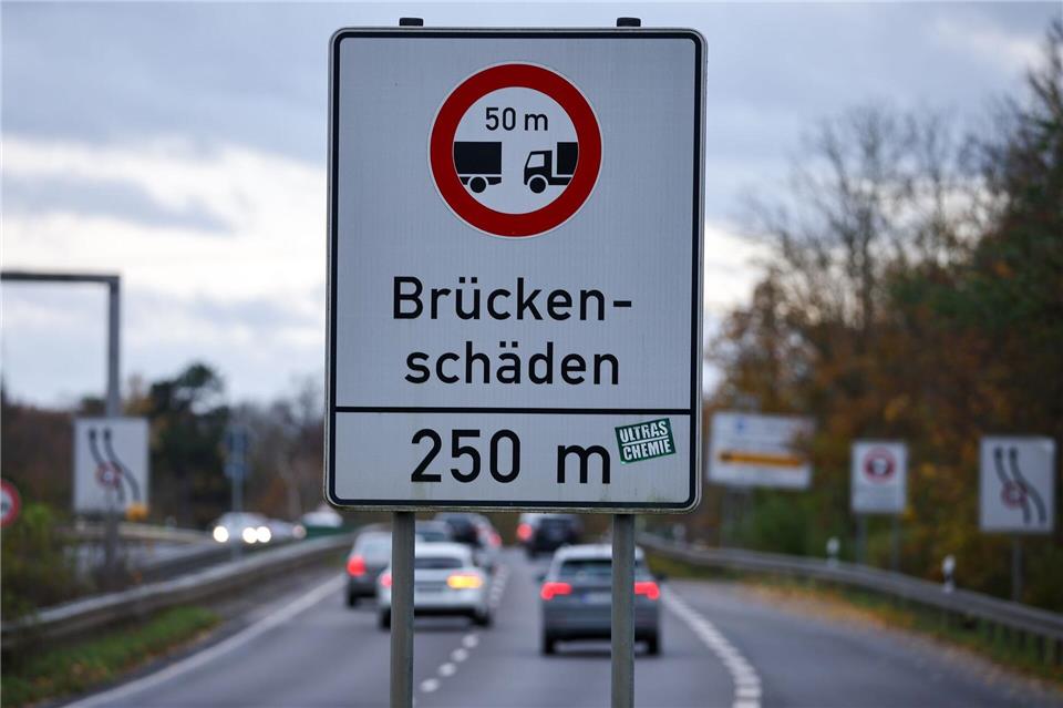 Die Agra-Brücke muss abgestützt werden. (Archivbild)Jan Woitas/dpa