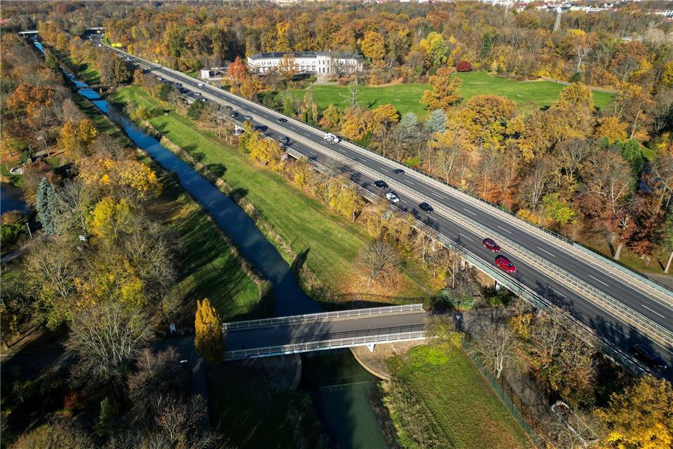 Die Agra-Brücke südlich von Leipzig muss neu gebaut werden. (Archivbild)Jan Woitas/dpa