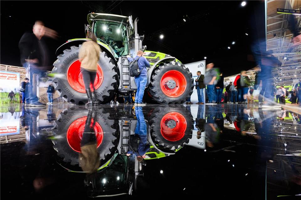 Die Agritechnica, veranstaltet von der Deutschen Landwirtschafts-Gesellschaft, ist nach eigenen Angaben die weltgrößte Leitmesse der Branche.Julian Stratenschulte/dpa