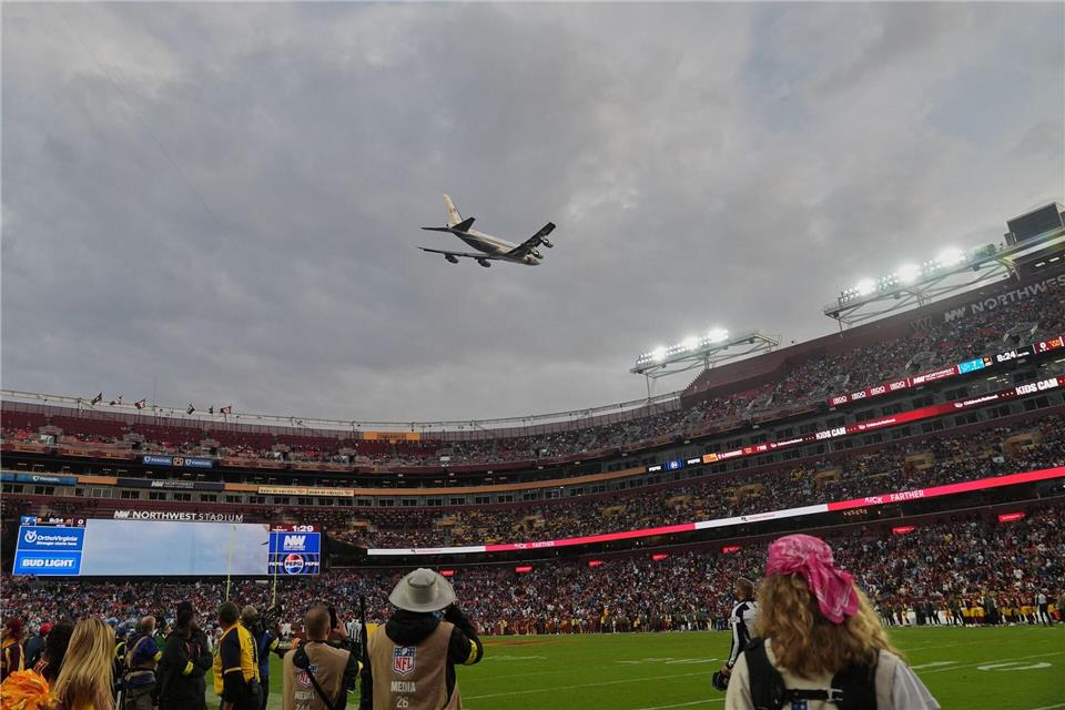 Die Air Force One überfliegt das Northwest Stadion.Stephanie Scarbrough/AP/dpa