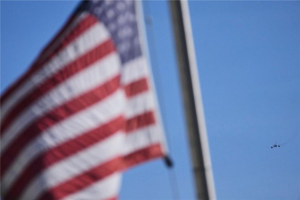 Die Air Force Two hebt mit dem Leichnam von Charlie Kirk, dem CEO und Mitbegründer von Turning Point USA, der erschossen wurde, vom Salt Lake City International Airport ab.Lindsey Wasson/AP/dpa