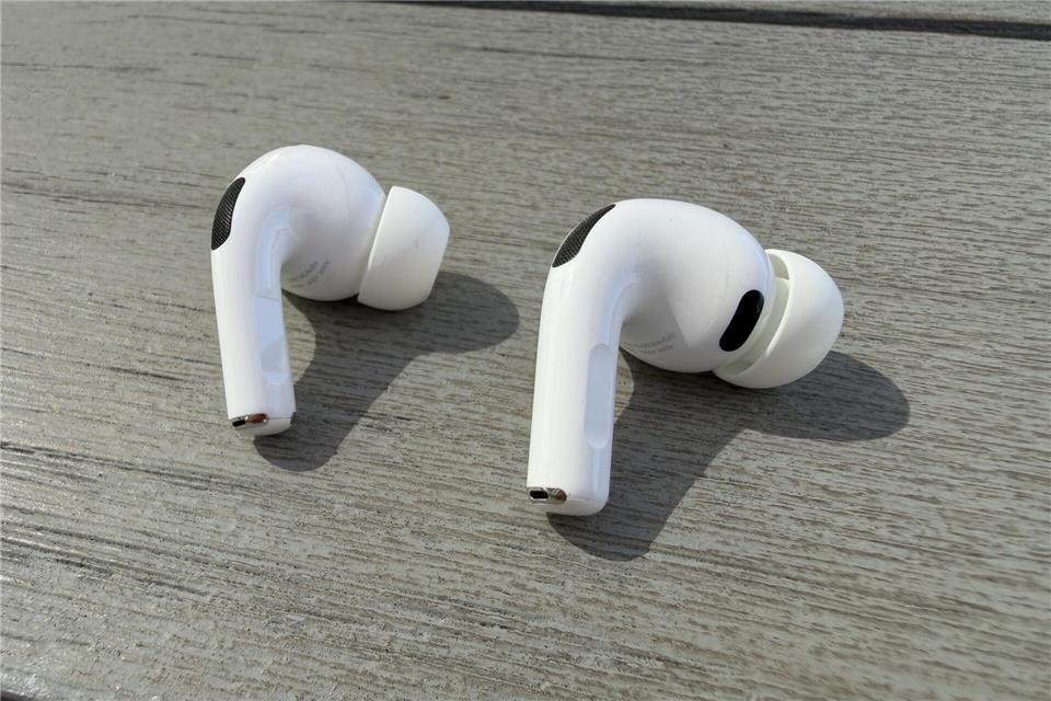 Die AirPods Pro 3 (rechts im Bild neben den AirPods Pro 2) bekamen zusätzliche Sensoren, die den Puls erfassen.Andrej Sokolow/dpa/dpa-tmn