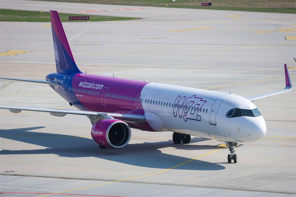 Die Airline fliegt ab Mitte Dezember auch von Hamburg aus nach Pristina. (Archivbild)Christoph Schmidt/dpa