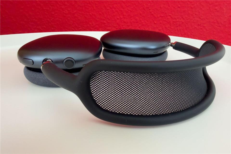Die Airpods Max 2 fallen mit dem markanten Bogen mit Netz auf, der die Aluminium-Ohrmuscheln verbindet.Andrej Sokolow/dpa-tmn