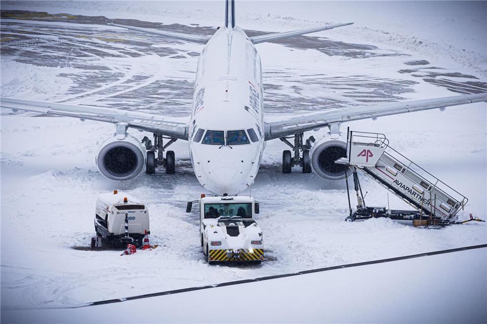 Die Airports Hannover und Bremen bleiben trotz winterlicher Bedingungen offen. Moritz Frankenberg/dpa