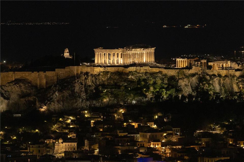 Die Akropolis im Zentrum Athens hell erleuchtet - kurz bevor sie im Rahmen der Earth Hour ihre Lichter abschaltet.Socrates Baltagiannis/dpa