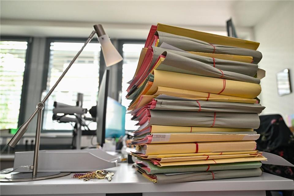 Die Aktenberge bei den Staatsanwaltschaften sind zuletzt angewachsen. (Archivbild)Patrick Pleul/dpa