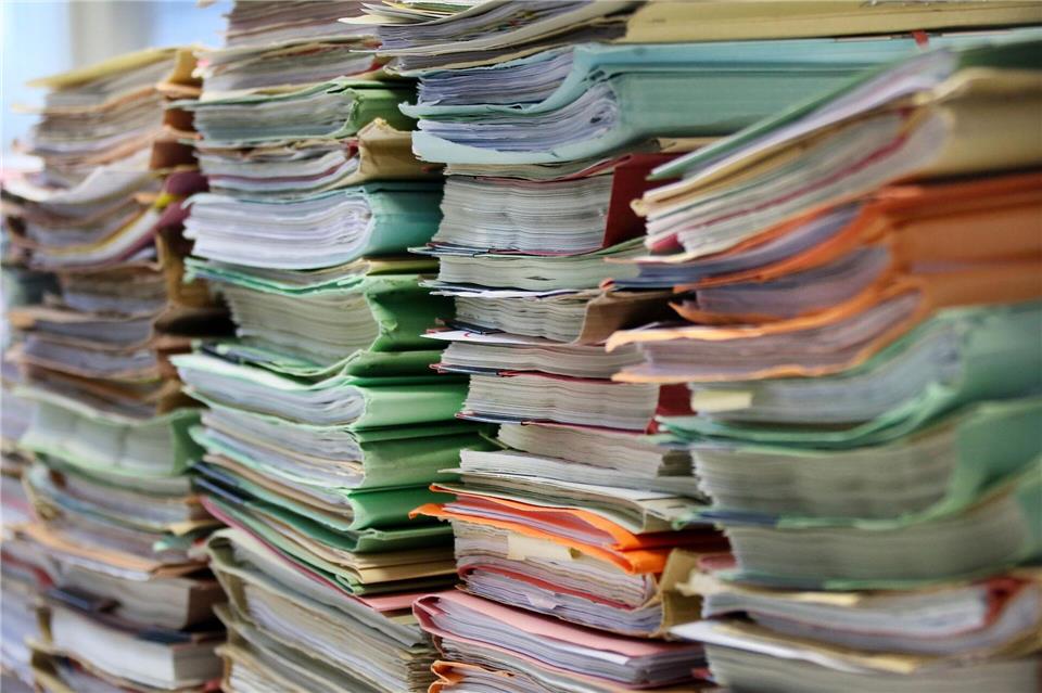 Die Aktenstapel an niedersächsischen Verwaltungsgerichten werden derzeit größer. (Symbolbild)Stephanie Pilick/dpa