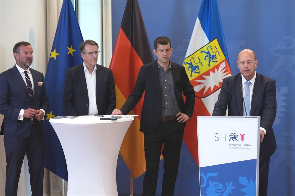 Die Akteure berichten nach dem Treffen über die Situation in ihren Bereichen.Marcus Brandt/dpa